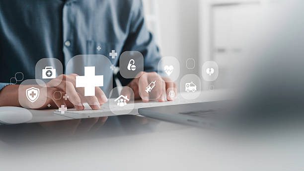 médecin utilisant un ordinateur portable avec des icônes de soins de santé - congé supplémentaire de naissance - Activ Consulting