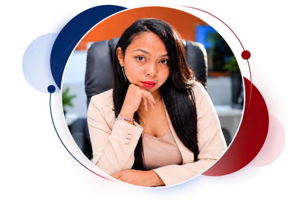 Portrait professionnel d’une femme en blazer beige, encadré de formes graphiques bleu marine et bordeaux