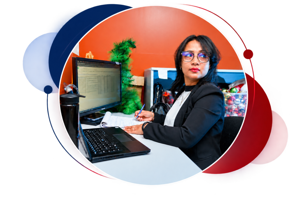 Gestionnaire de paie consultant des données sur son ordinateur dans un bureau.